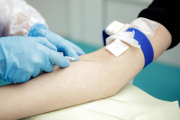Lékař nebo zdravotní sestra odebere krev při analýze z žíly. - Fotografie, Obrázek