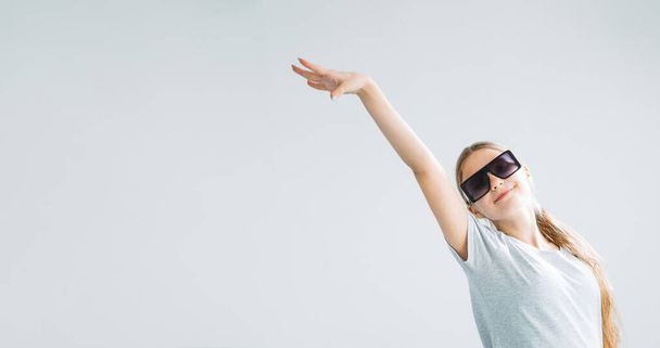 active kid advertising banner girl in sunglasses - Foto, immagini