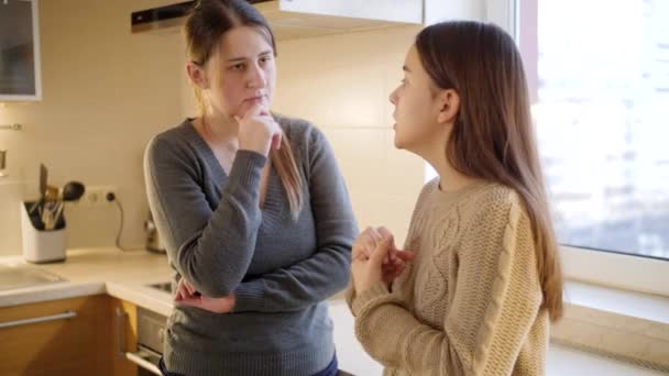 Młoda matka słucha i rozmawia ze swoją nastoletnią córką narzekając na problemy i depresję. Wsparcie rodziców i pocieszające dziecko - Materiał filmowy, wideo