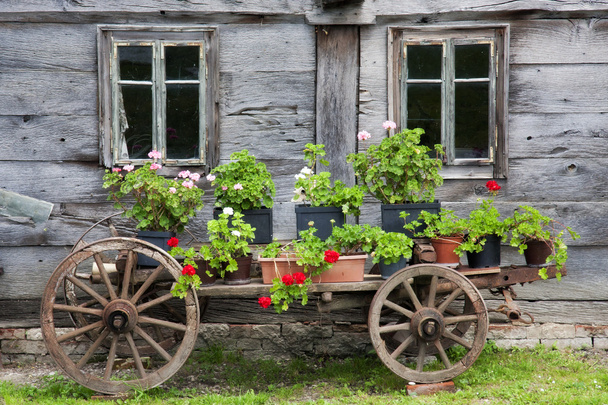Vieux chariot plein de fleurs
 - Photo, image