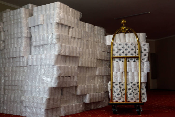 Many rolls of toilet paper in a hotel trolley. - Foto, afbeelding
