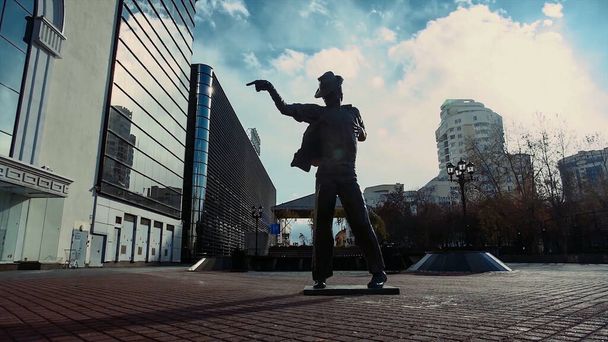 Ekaterinburg, Oroszország, Michael Jackson emlékműve a város utcájában. Videó. Bronz szobor egy híres énekes a háttérben az épületek és a kék felhős ég. - Fotó, kép