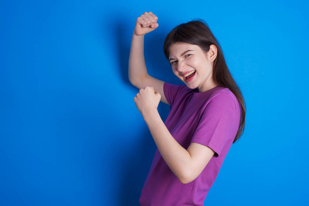 Heyecanlı genç bir kadının el kaldırma fotoğrafı.   - Fotoğraf, Görsel