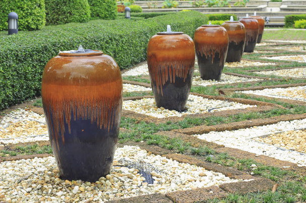barevné mnoha sklenice fontány v zahradě - Fotografie, Obrázek