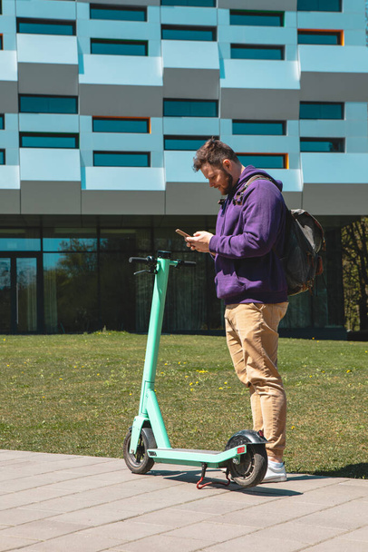 Son mil sürüşü yapan elektrikli scooter şehir ulaşımı kopyalama alanı kiralanıyor - Fotoğraf, Görsel