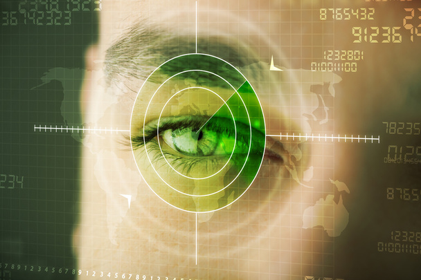 Современный человек с кибертехнологиями нацелен на военный глаз - Фото, изображение