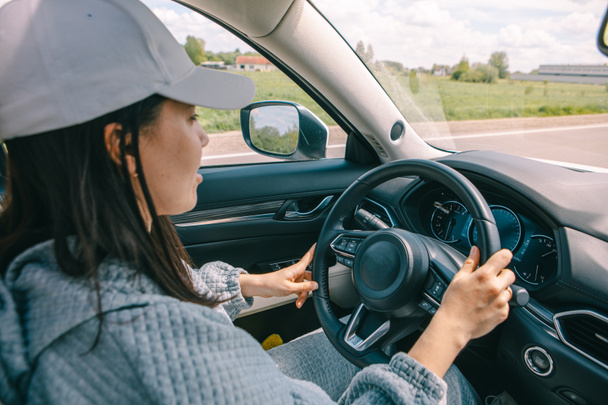 usmívající se žena řízení auto pohled zevnitř kopírovat prostor - Fotografie, Obrázek