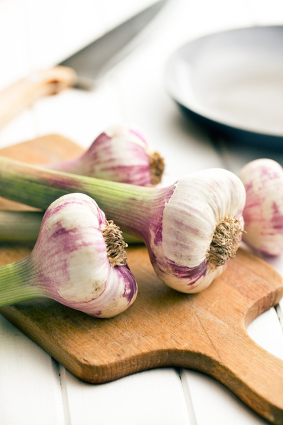 fresh garlic on cutting bard - Fotografie, Obrázek