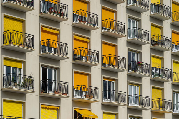 Le Havre, Fransa - 05: 30 2019: Bina önü sarı ve turuncu - Fotoğraf, Görsel