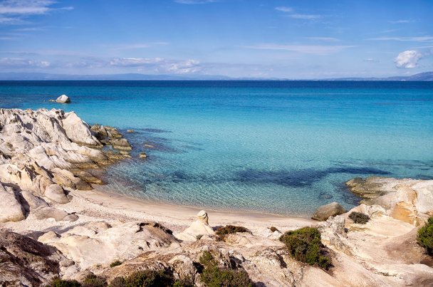 kis homokos strand között a sziklák, sithonia, chalkidiki, Görögország - Fotó, kép