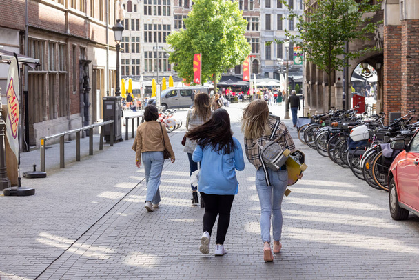 Elämäntapa muotokuva monipuolisesta monikansallisesta ryhmästä, jossa on neljä kaunista nuorta naista tyttöystäviä, jotka nähdään Euroopan kaupungin takana kävelemässä ja pitämässä hauskaa, nauttimassa elämästä. - Valokuva, kuva