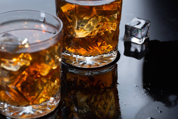 whisky jéggel a pohárban közelkép, erős alkohol - Fotó, kép