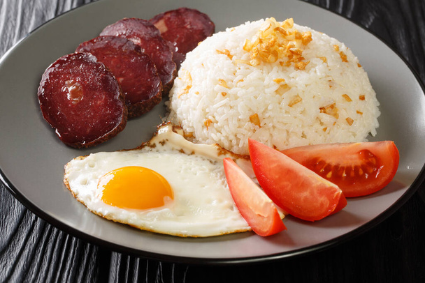 sinangag также называют чесноком жареный рис филиппинский блюдо, приготовленное путем перемешивания предварительно приготовленный рис с чесноком близко в тарелке на столе. hhhonta - Фото, изображение