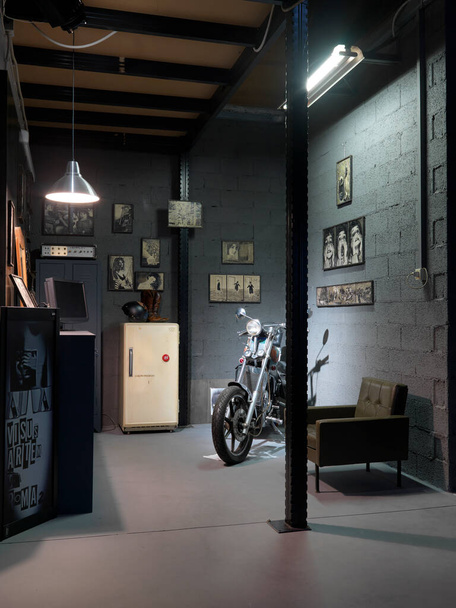 Einzelbild einer Garage mit Motorrädern  - Foto, Bild