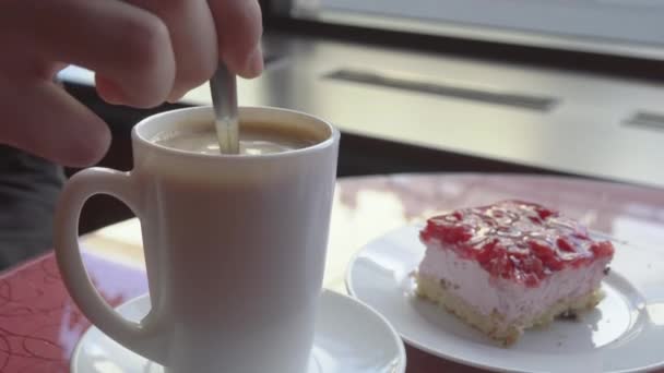 Nahaufnahme von jemandem, der in einem Café Kaffee rührt. - Filmmaterial, Video