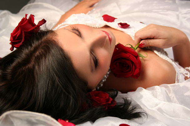 Sexy young bride with red roses - Foto, immagini