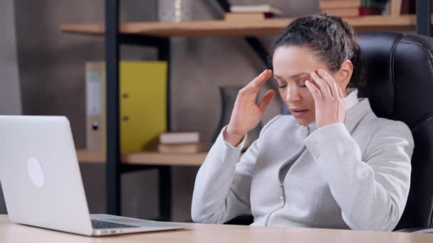 vyčerpaná podnikatelka na konci pracovního dne - Záběry, video