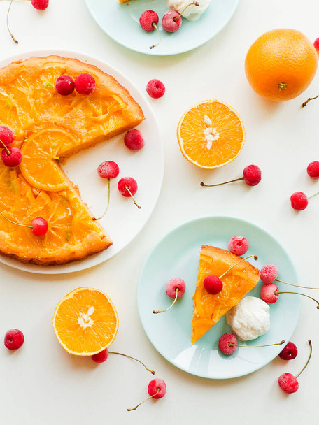 Vişneli ve dondurmalı portakallı kek. Sığ dof. - Fotoğraf, Görsel