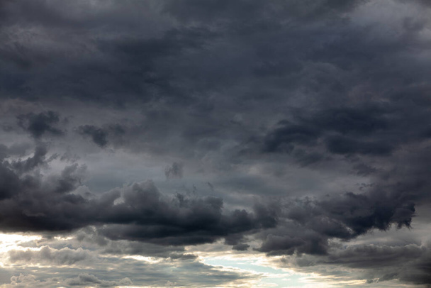 dunkle Wolken vor einem Gewitter. Hurrikan-Himmel. Schwarzer Himmel vor Sturm  - Foto, Bild