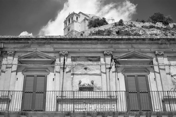 Италия, Сицилия, Шикли (провинция Рагуза), фасад здания в стиле барокко и монастырь Санта-Мария-делла-Кроче (Sec. XVI) на холме - Фото, изображение