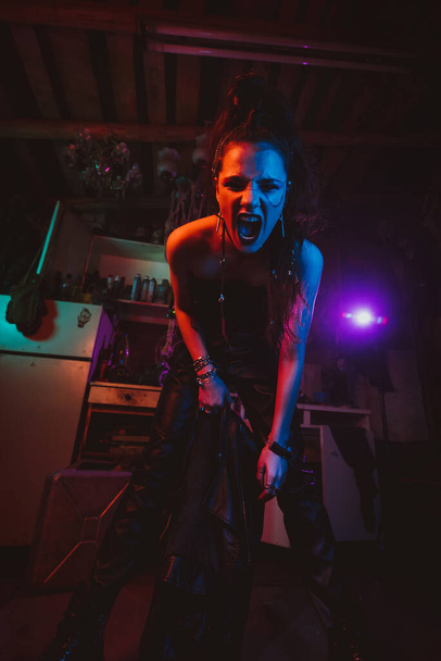 Cosplay femenino cyberpunk con iluminación de neón. Una chica con un disfraz de steampunk - Foto, imagen