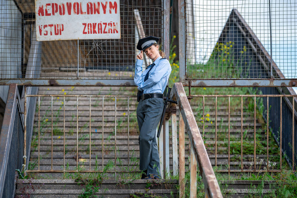 Поліцейська на сходах. Напишіть чеською мовою: несанкціонований вхід заборонено. - Фото, зображення