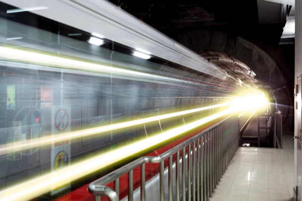 tren rápido en movimiento en la estación de metro
  - Foto, imagen