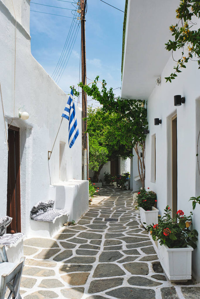 ギリシャ、パロス島の絵のようなナウサ町の通り - 写真・画像