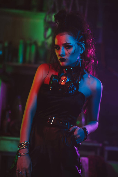 lány cyberpunk stílusban egy gázálarc és steampunk jelmez - Fotó, kép