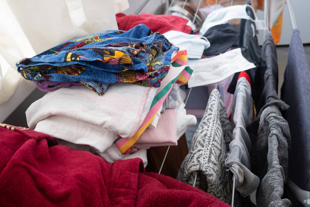 ropa casual colgando para secar en casa - Foto, imagen
