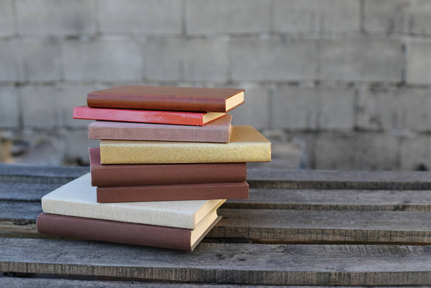 Книги на дерев'яній коробці, книги в індустріальній обстановці
 - Фото, зображення