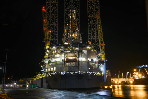 Den Helder, Paesi Bassi. Novembre 2019. Le vibrazioni del porto. Un impianto petrolifero e un fornitore di notte nel porto di Den Helder, Paesi Bassi. - Foto, immagini