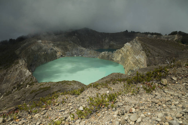 Келимуту вулкан, и его удивительный ландшафт кратеров и бирюзовых голубых озер, остров Флорес, Индонезия, Восточная Нуса Тенггара провинции - Фото, изображение