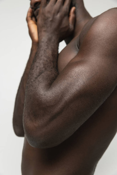 Detailní záběr oříznuté mužské svalnaté tělo izolované na bílém pozadí. Koncept krásy, lázně, dobře udržovaná pokožka. - Fotografie, Obrázek