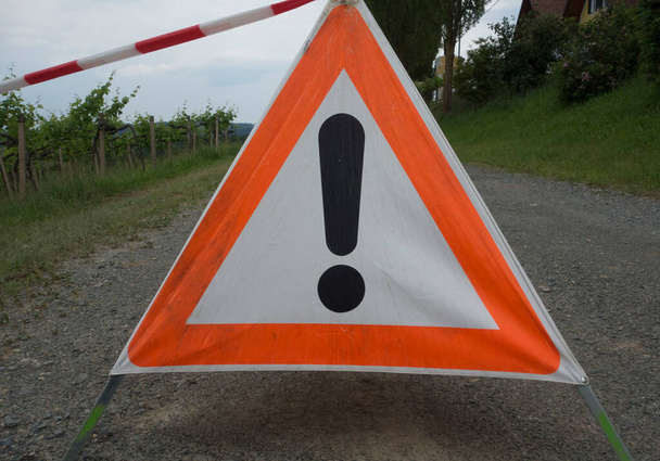 警告通知としての注意交通や道路標識、赤い三角形 - 写真・画像