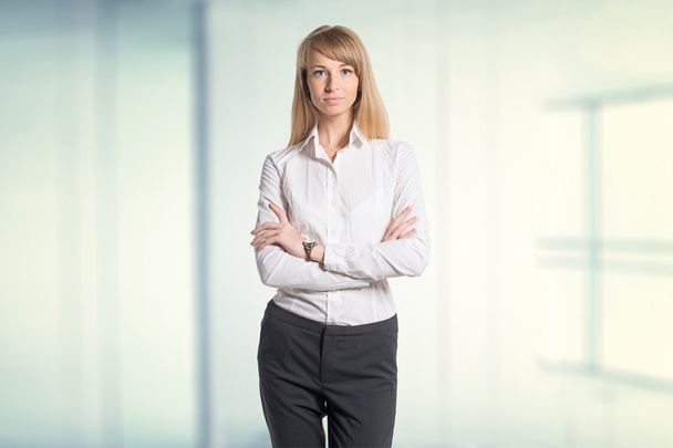 Retrato de mujer de negocios joven camisa blanca pantalones negros en oficina aislado
 - Foto, imagen