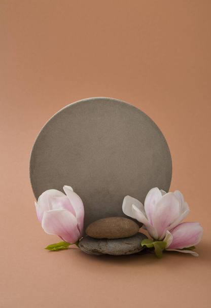 минималистский макет с бетонными формами и цветущими магнолиями - Фото, изображение