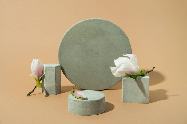minimalistische Attrappe mit Betonformen und blühenden Magnolien - Foto, Bild