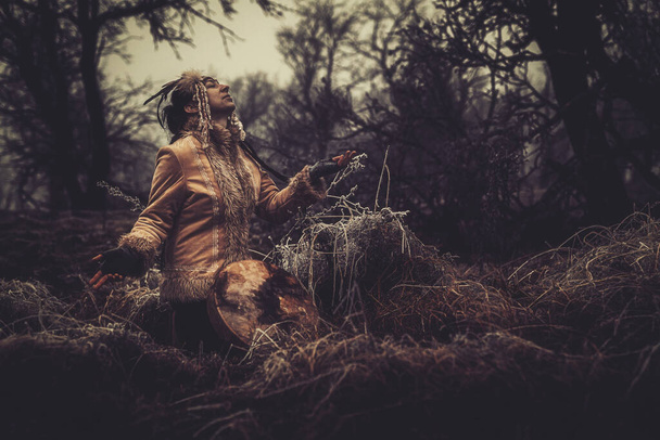 gyönyörű sámáni lány játszik sámán keret dob a természetben. - Fotó, kép