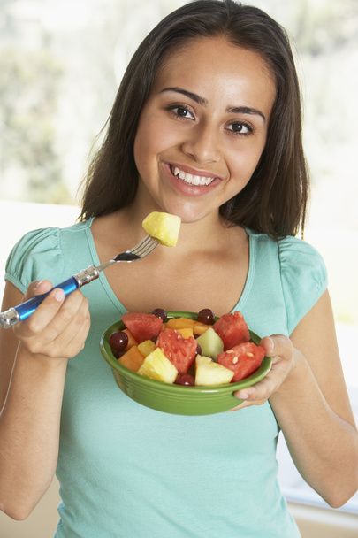 Teenage Girl Eating Fresh Fruit Salad - Valokuva, kuva
