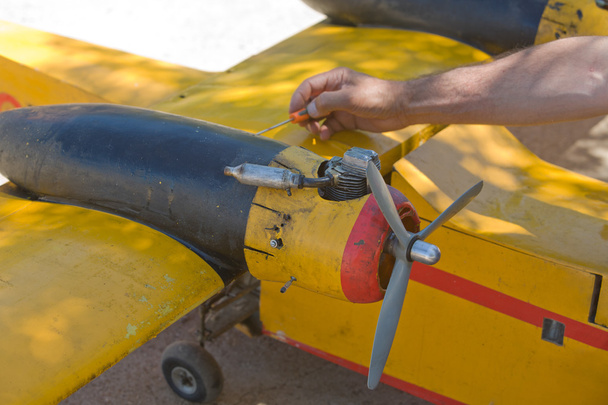 ein Mann repariert sein RC-Wasserflugzeug - Foto, Bild