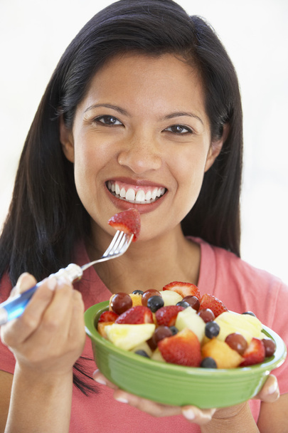 Mid Adult Woman Eating Fresh Fruit Salad - Foto, Bild