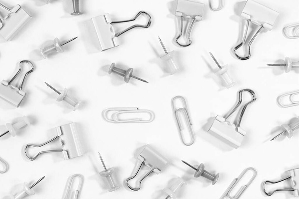 Black and white pattern of stationery paper clips and pushpins. - Foto, afbeelding