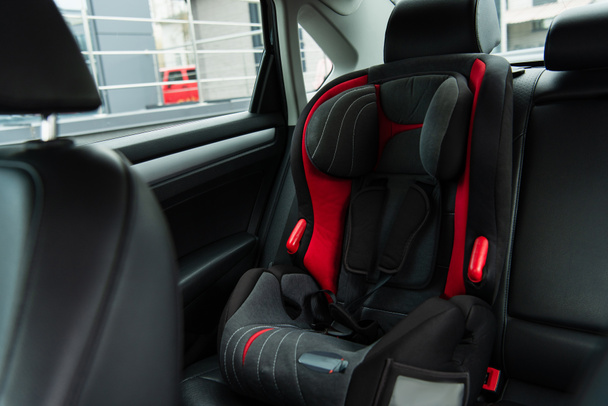 silla de bebé cómoda dentro de coche moderno - Foto, Imagen