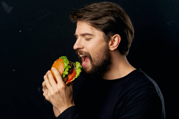 Hombre comiendo hamburguesa comida rápida comida gourmet dieta - Foto, imagen