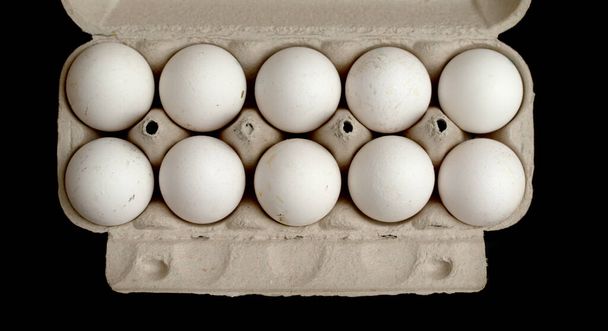 Deset domácích kuřecích vajec v papírovém tácu. - Fotografie, Obrázek