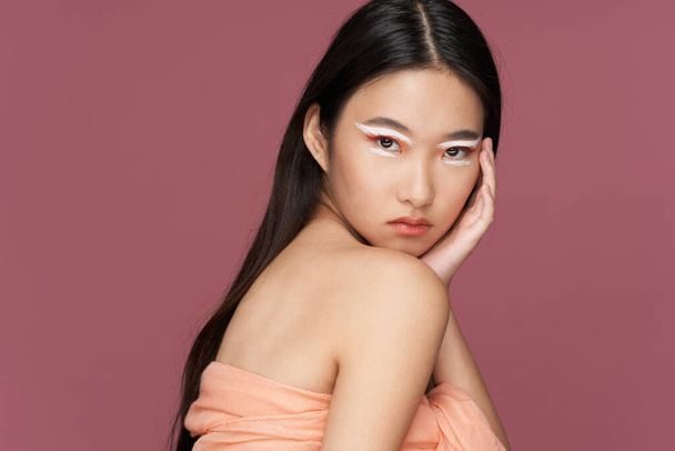 femme asiatique apparence cosmétique glamour modèle rose fond - Photo, image