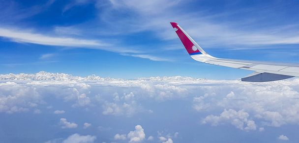 Himalaya Nepal 21. Mai 2018 Nepal Airline aircraft flight above Mount Everest in the Himalayas the highest mountain on earth. - 写真・画像