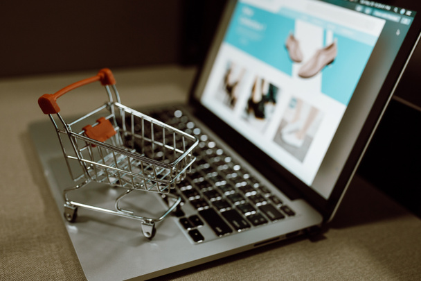 Wózek na zakupy na klawiaturze laptopa. Pomysły na zakupy online lub e-commerce z internetu. - Zdjęcie, obraz