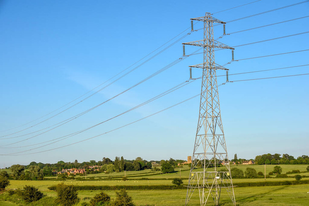 Tour en pylône électrique avec câbles sur ciel bleu paysage - Photo, image